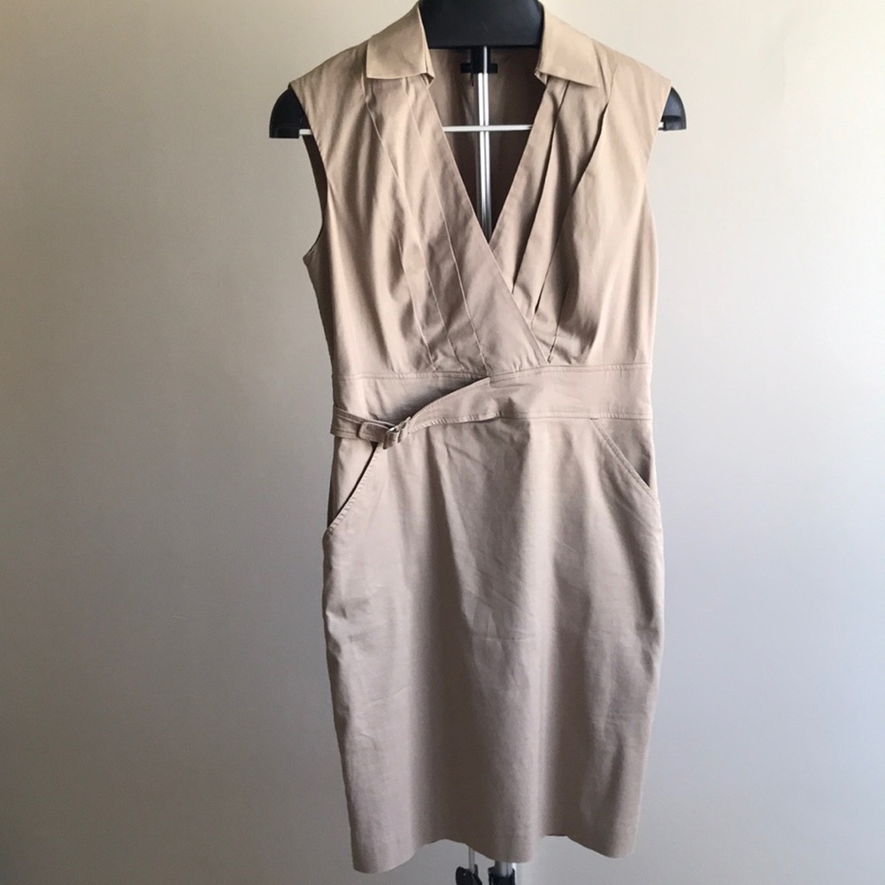 Sleeveless dress with collar and pockets